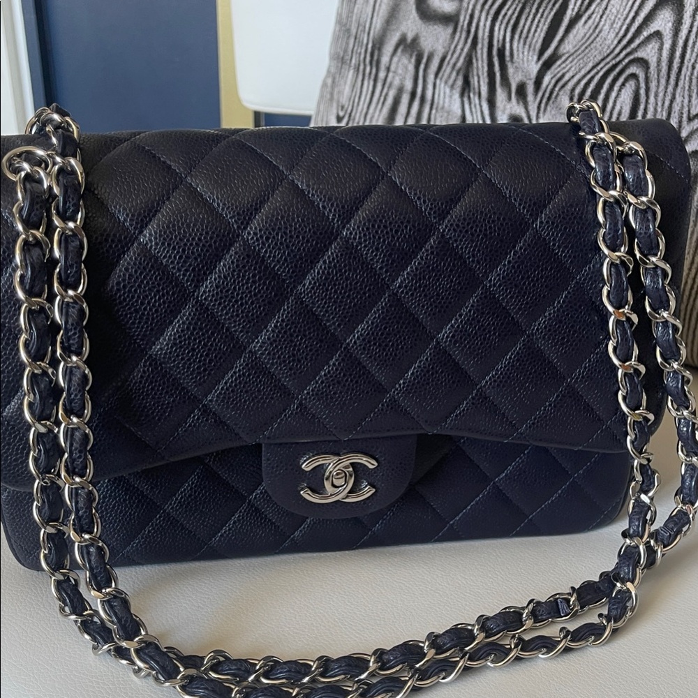 Chanel Navy Quilted Leather Shoulder Bag. use excellent condition. Navy blue.